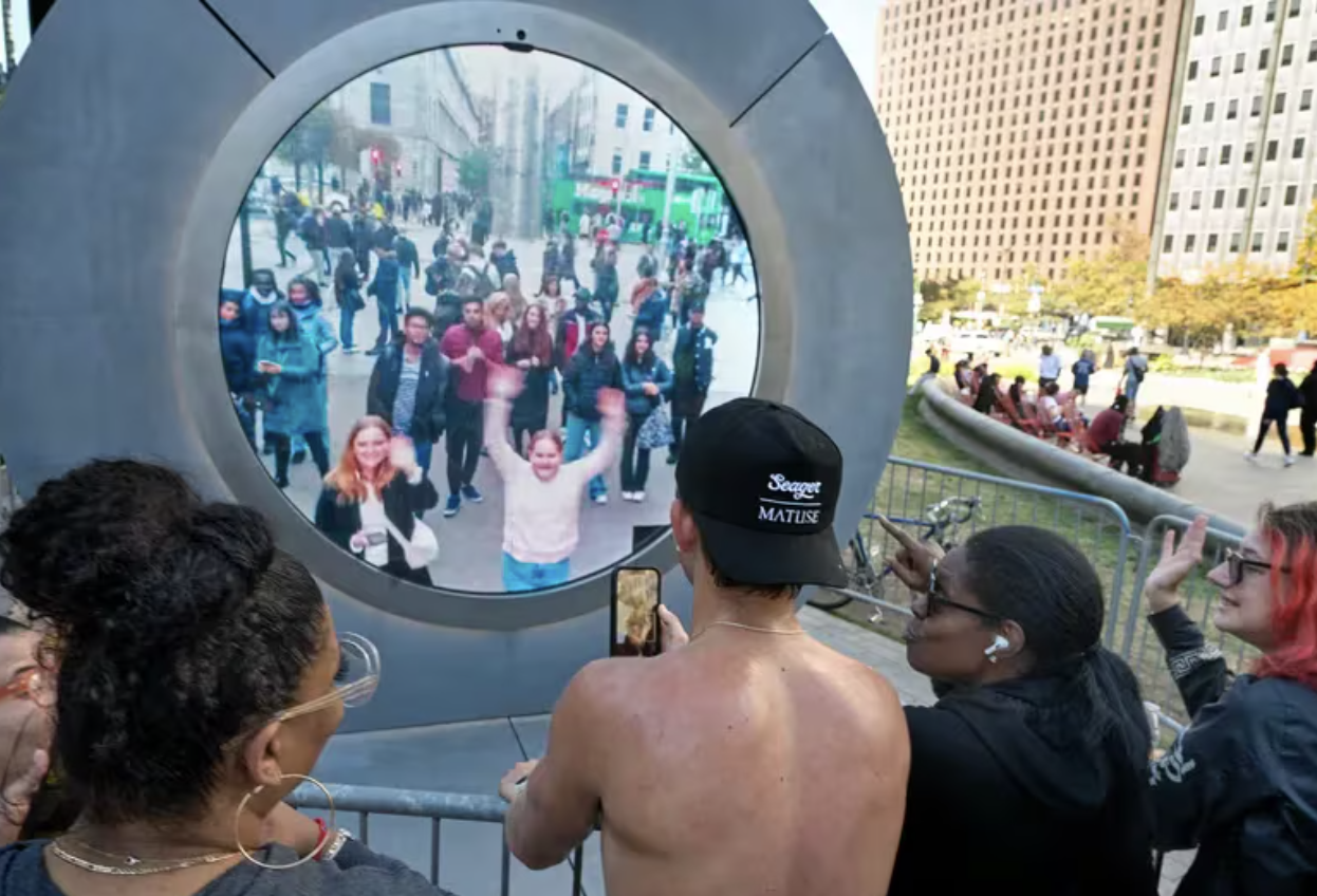 费城LOVE公园新艺术装置“传送门”揭幕